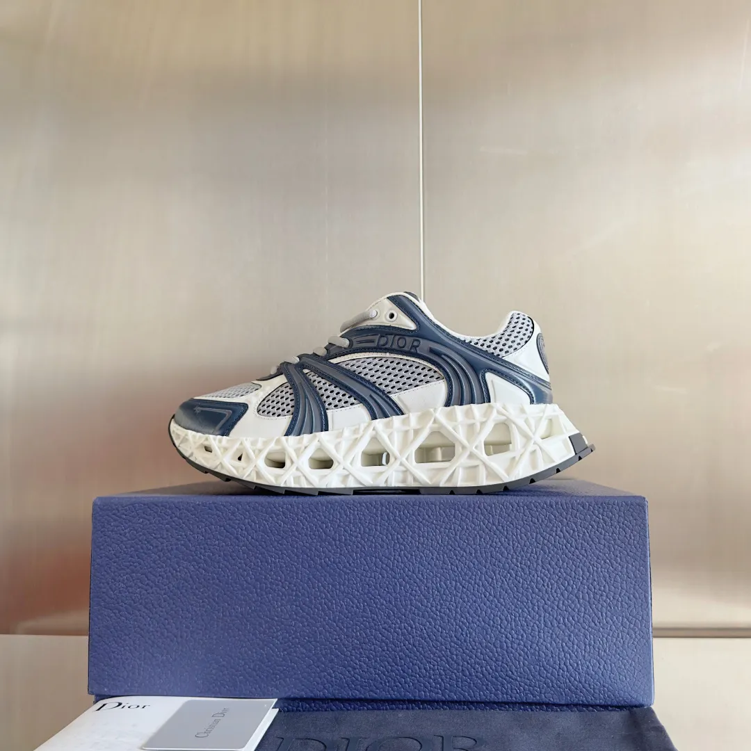 【DIOR】P:800💰 Men's 39-44. (Male 45.46 custom-made) Dior kawa Dior joint 2025ss casual sports shoes‼ ️ Reinterpret running shoes with dior’s haute couture style. b35 is made of fine-textured leather and mesh fabric materials. It can be worn in all seasons, is comfortable and breathable, and has many lines on the shoe body to outline details. It has a full retro three-dimensional feel and can create a casual look all year round!